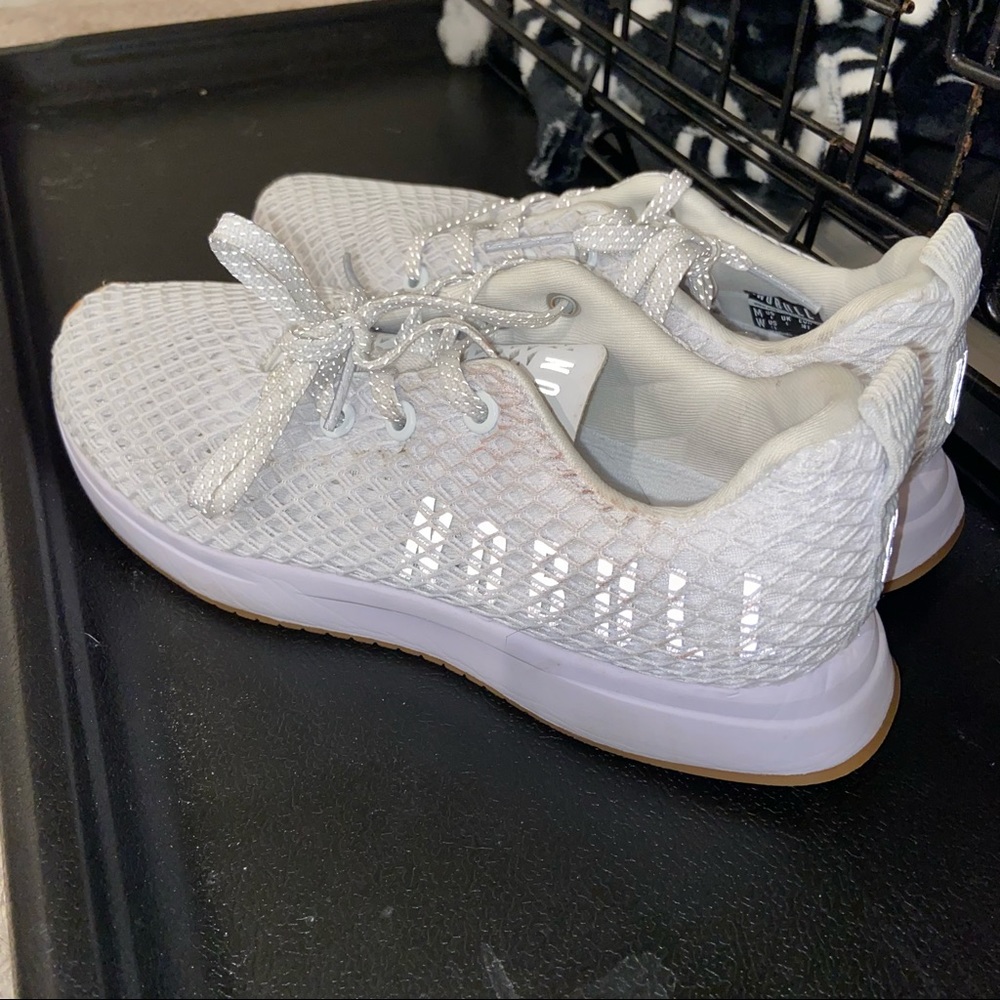 7.5 women’s NOBULL white sneakers.